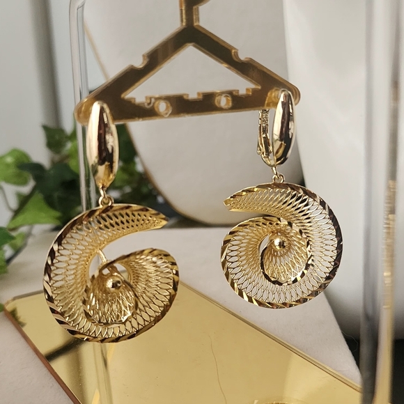 Gold Filled Shell Shape Mesh Swirl Drop Earrings - Picture 3 of 8